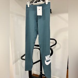 SOLD - Nike Sportswear Essential
Women's High-Waisted Logo Leggings